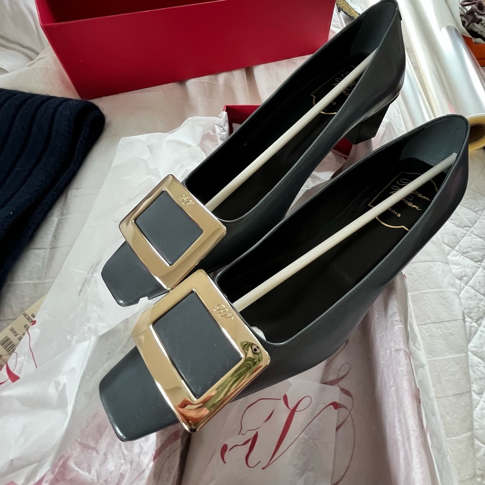 NWT Roger Vivier Dark Grey Kid Leather 45mm Pumps with Gold Buckle Size 36.5